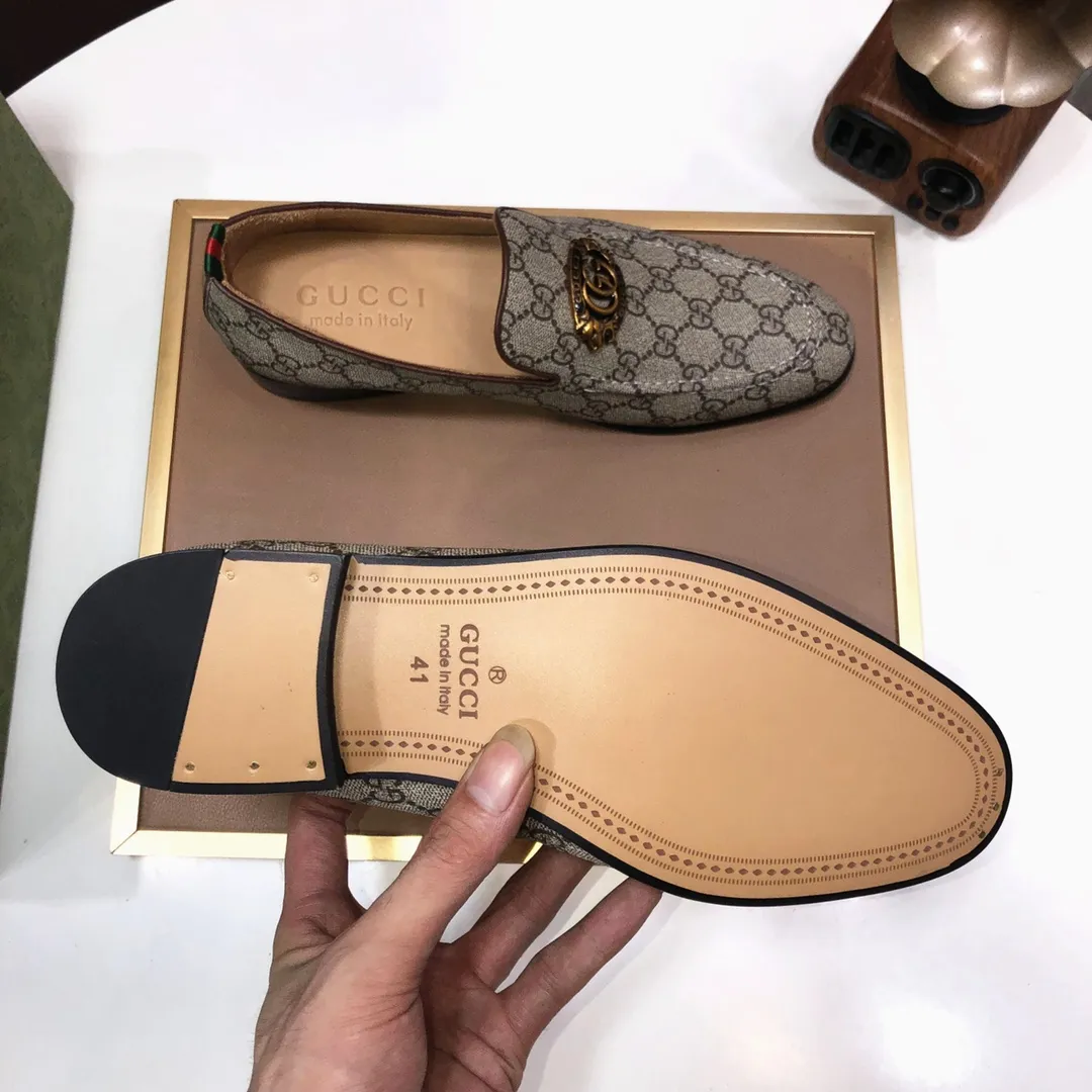 Men's shoes💰500💰Italy's top luxury men's shoe giant (GUCCI) (Gucci) (full cowhide lining) new arrival🍃Original European style🔰 Pleasant to the eye😍In order to make the shoes more durable and non-deformable🌀The production continues to follow traditional methods but there is still no lack of innovation💪Choose original sheepskin for the leather♻️ Smooth and natural And extra bright ⭐Made of imported cowhide, the first choice of rich people 38-45 (45 customized)